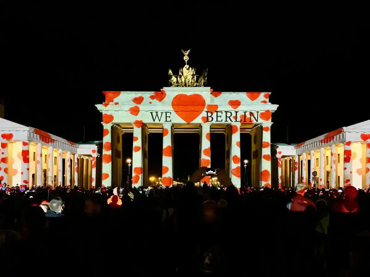 Brandenburger Tor mit Projektionen in Berlin