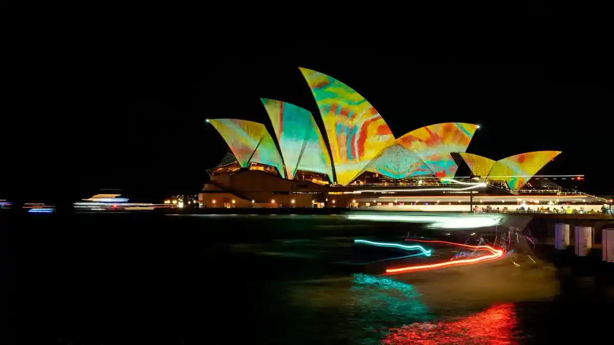 Sydney Opernhaus illuminiert waehrend eines Lichtfestivals