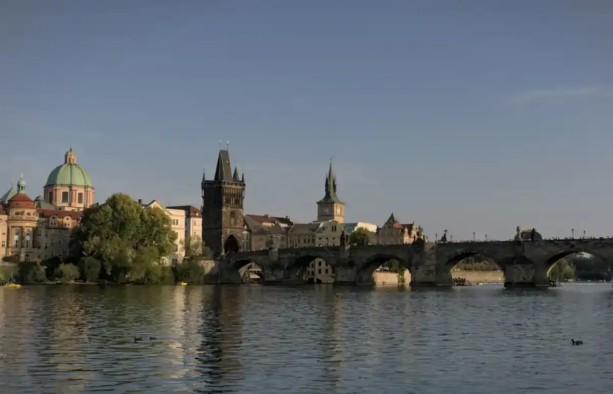 Prag — Blaue Stunde an der Karlsbruecke