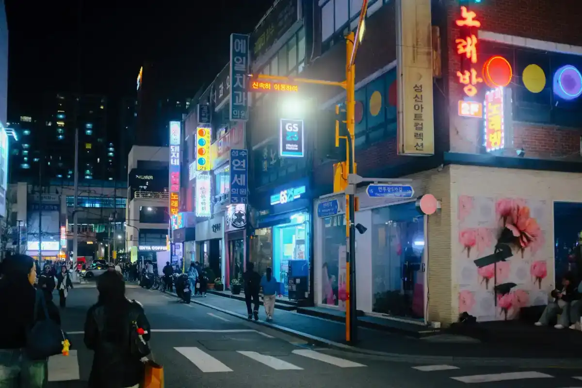 Seoul — Neon und Laternen